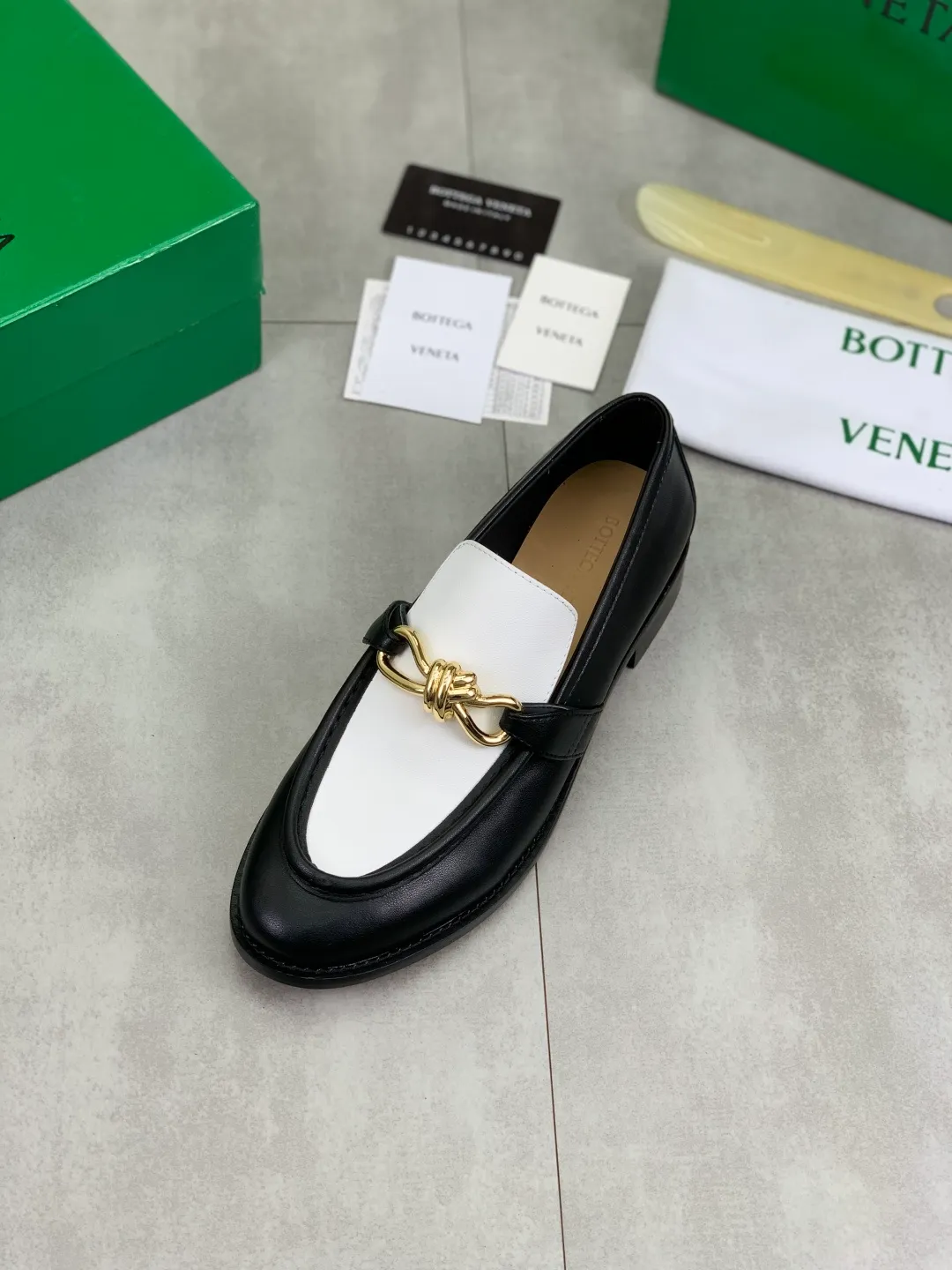 Men's shoes 💰P820 [New model] (genuine leather outsole) water-dyed cow lining 💰High-quality business couple leather shoes 💎💎💎 BOTTEGA VENETA official website synchronizes the latest top version of BV in the market, accept material comparison, shoe type comparison, process comparison, practical and textured, versatile and suitable for any occasion, the more you look at it, the more flavorful it becomes. Purely hand-knitted craftsmanship - Upper material, calfskin imported from Italy 🇮🇹 - High-quality water-dyed cowhide lining - Original private model customized leather outsole -Size: Female 35-39 (40 ordered) Male 39-44 (38 45 can be customized) Color: Multiple colors available